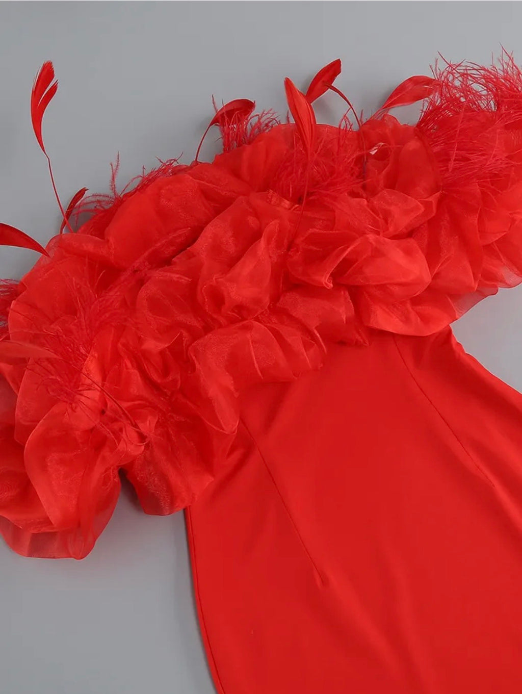 Robe Écarlate du Boudoir – Plumes & Pétales