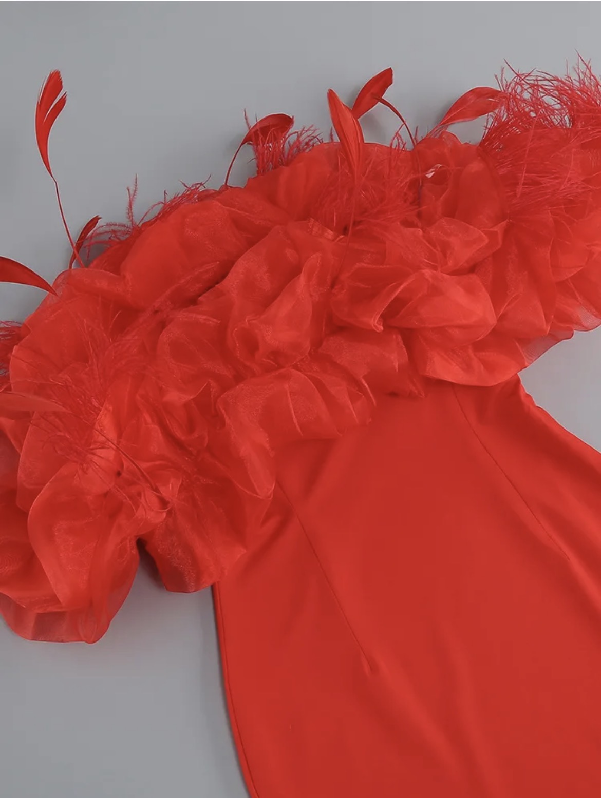 Robe Écarlate du Boudoir – Plumes & Pétales