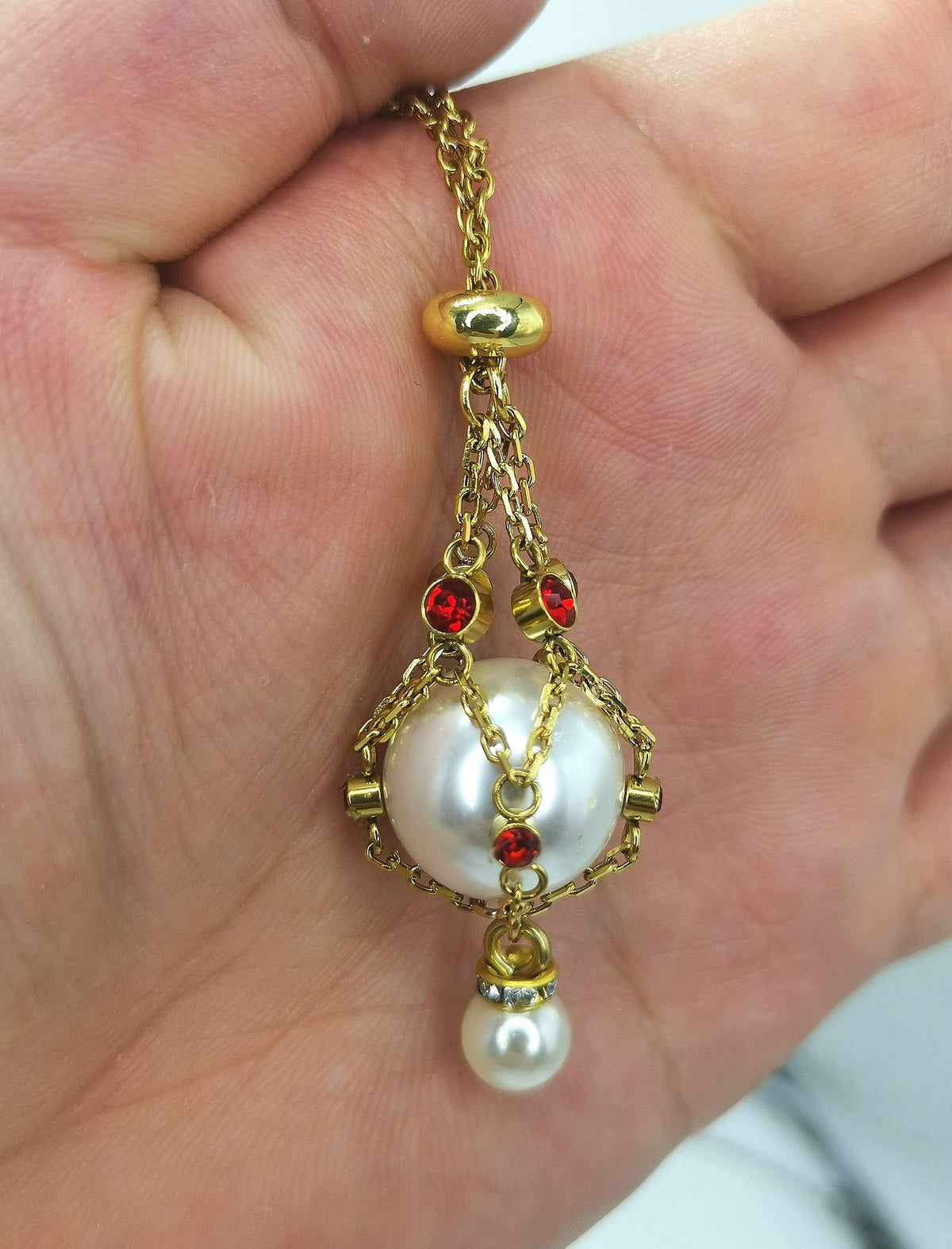Collier baroque doré à perles nacrées – Éclat d’Antan