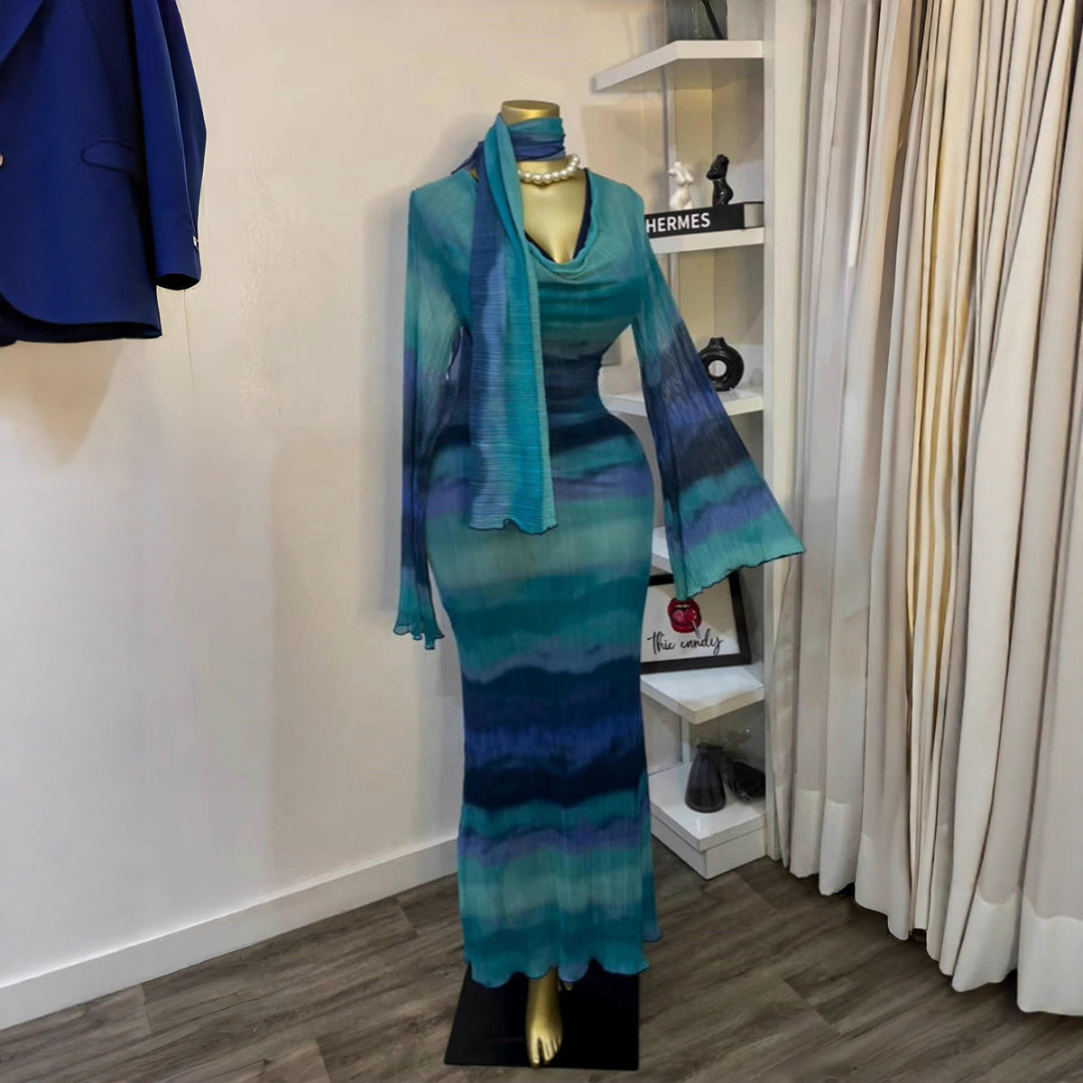 Robe Sirène des Profondeurs – Bleu Abyssal & Voiles Fluides