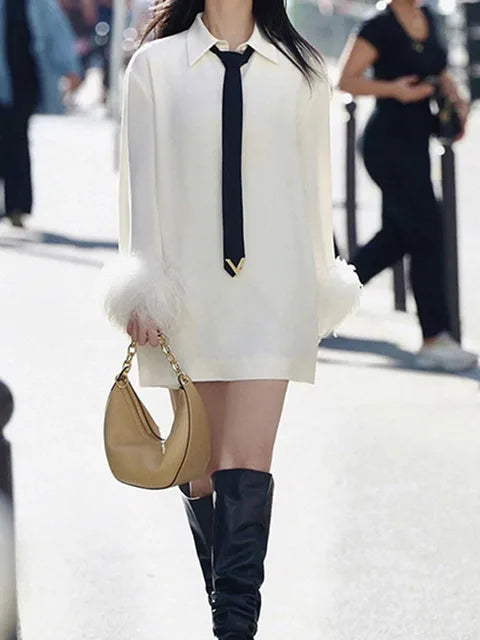 Robe blanche aux poignets de plumes – Ange Déchu