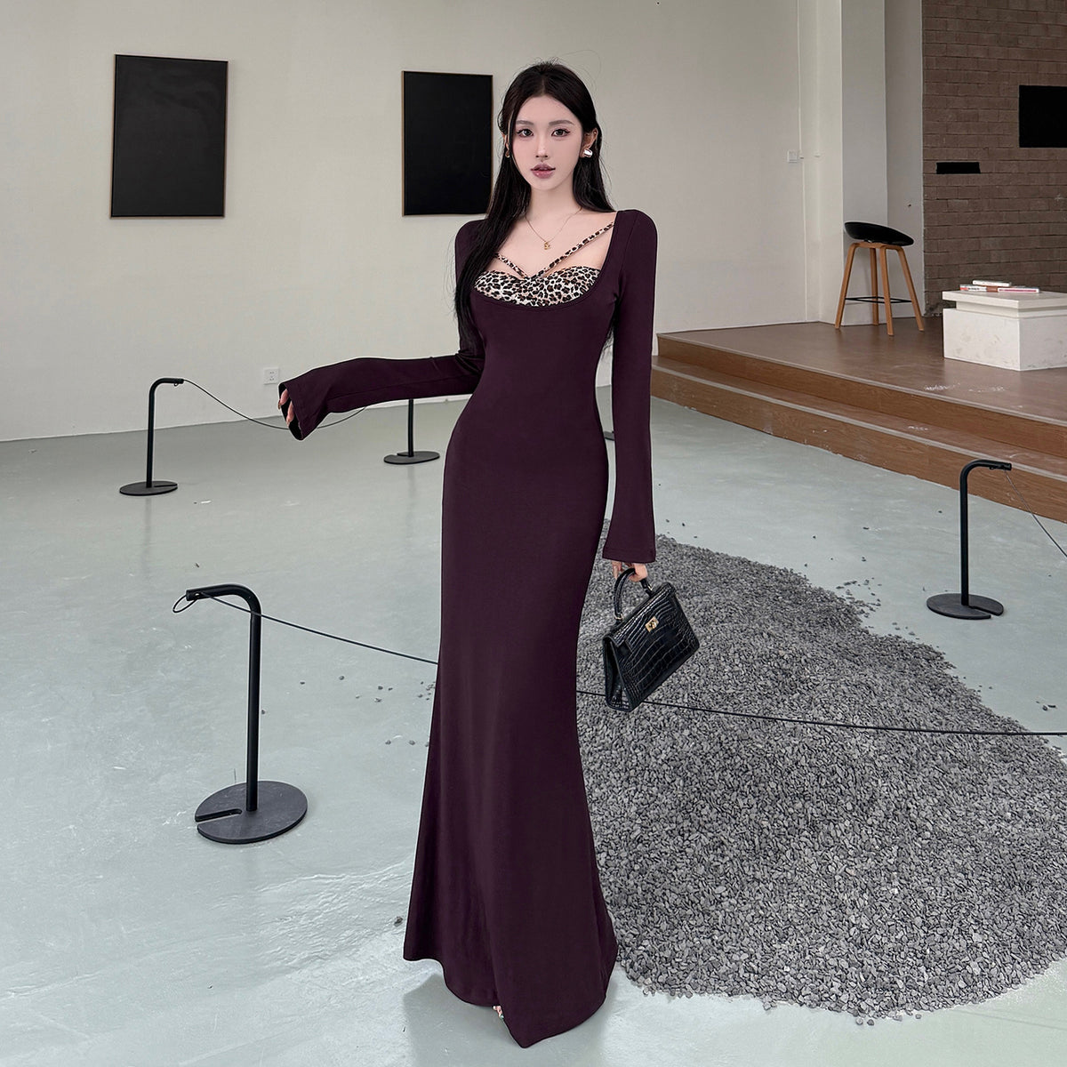 La Panthère Pourpre – Robe longue violette aux détails léopard
