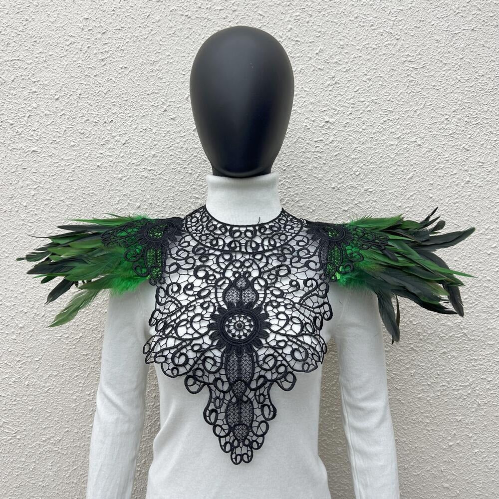 Les Plumes du Chapiteau Noir – Épaulière Dentelle & Plumes
