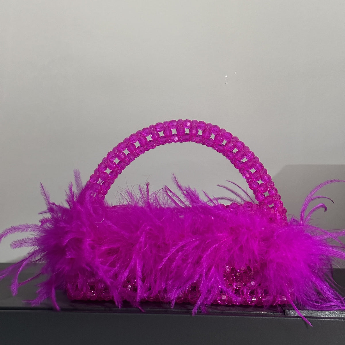 Minaudière à Plumes – Élégance des Ombres