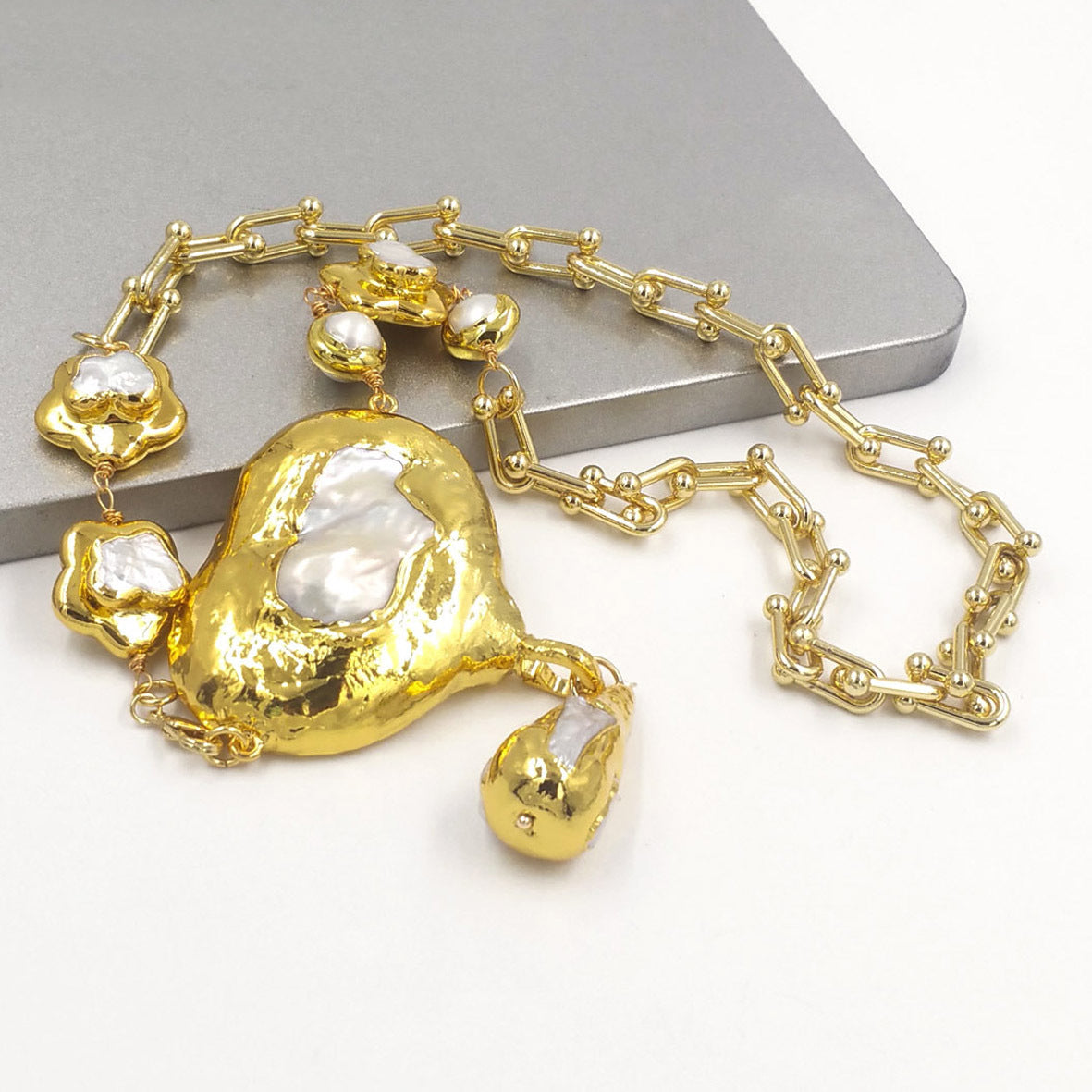 👑 Collier « Cœur Baroque Royal » – Perle d’Eau Douce Dorée