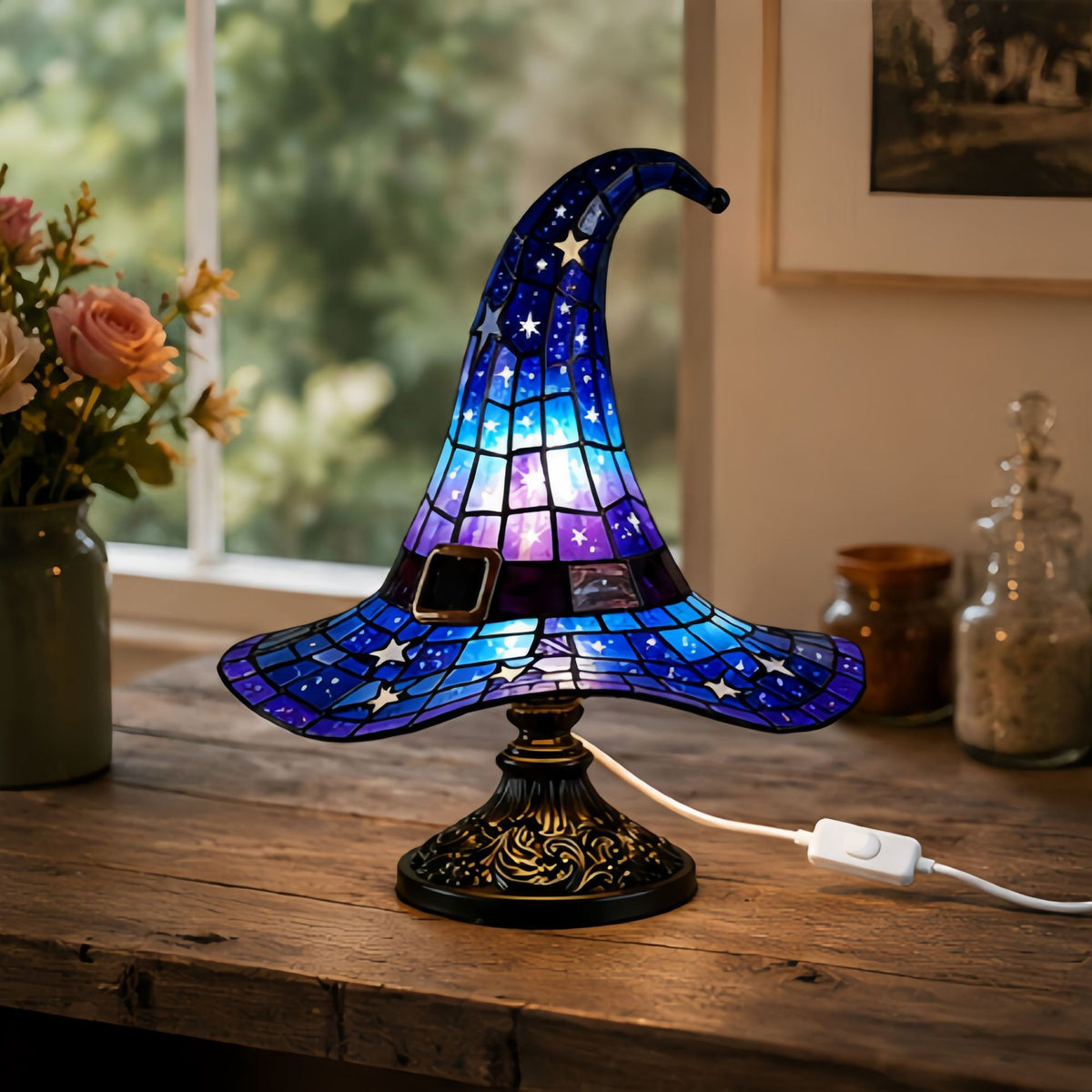 La Lueur de Salem — Lampe Chapeau de Sorcière Vitrail