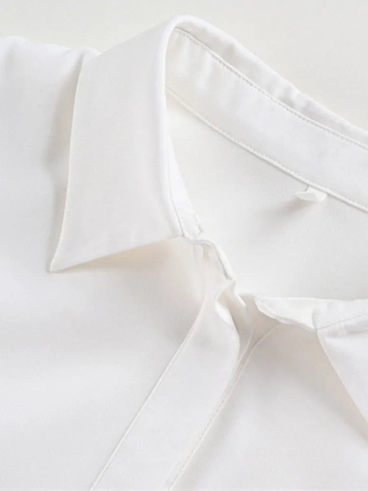 Robe blanche aux poignets de plumes – Ange Déchu