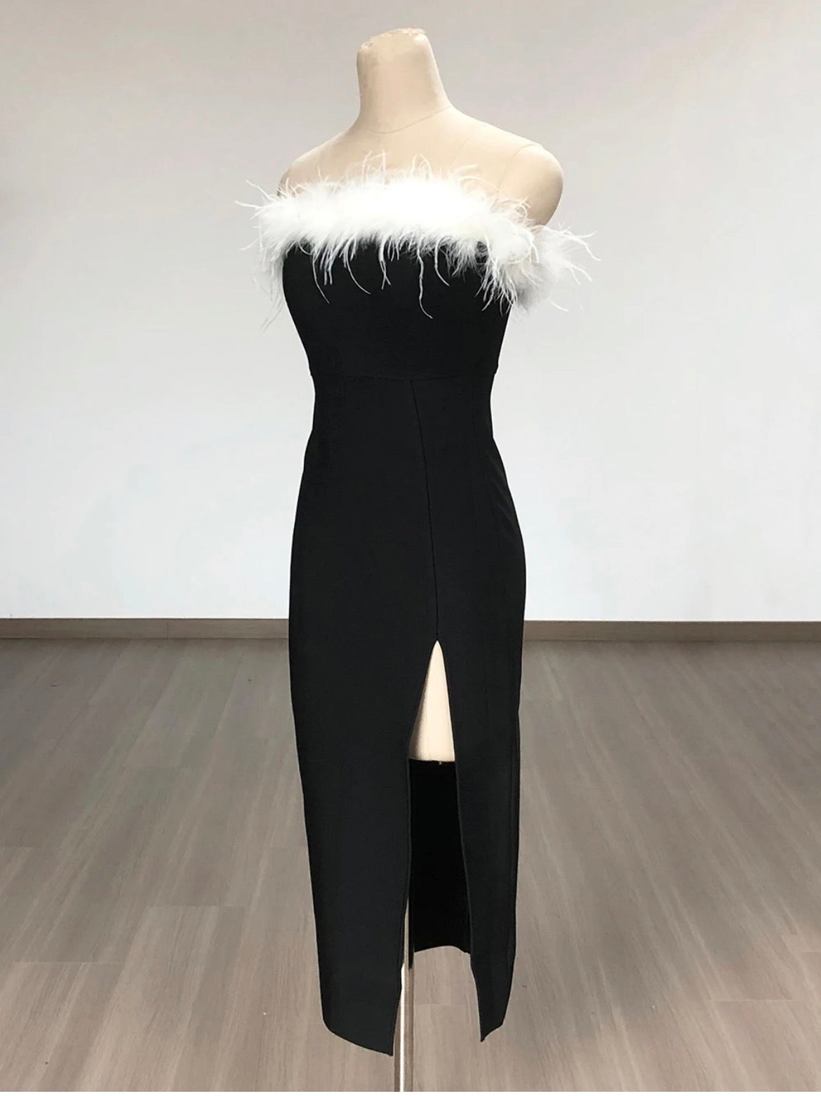 Une silhouette noire, théâtrale et irrésistiblement glamour…