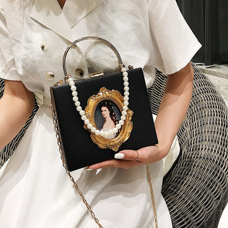 Minaudière Camée Héritage – Perles & Portrait Baroque
