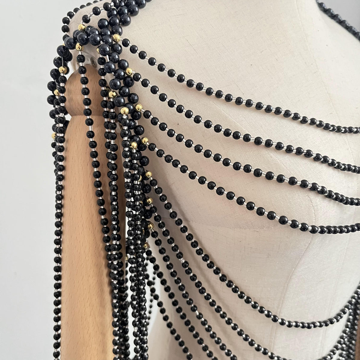 Parure de Corps Perles de Minuit – Drapé Impérial