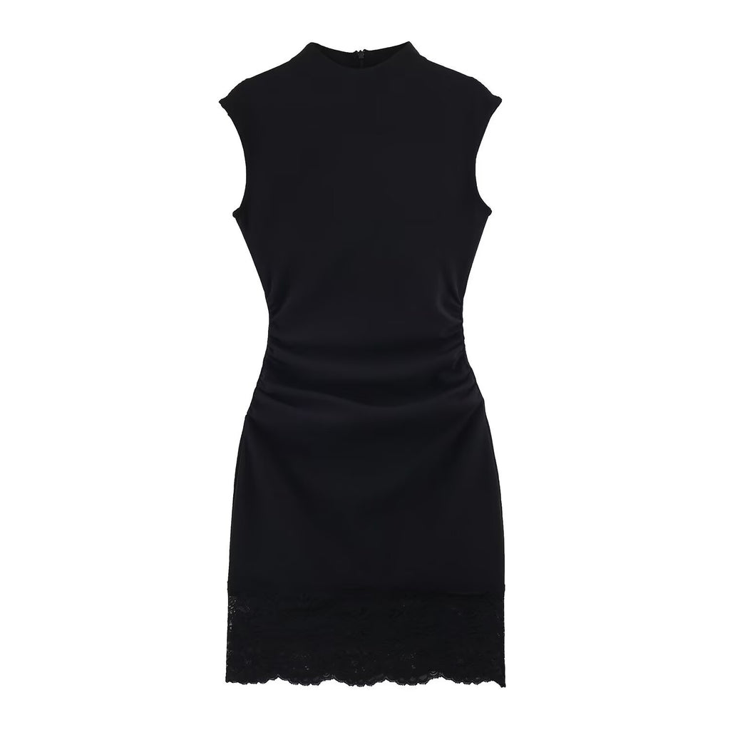Robe Courte Satinée à Dentelle – Élégance Nocturne