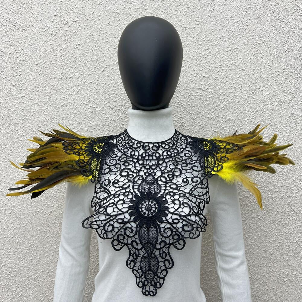 Les Plumes du Chapiteau Noir – Épaulière Dentelle & Plumes