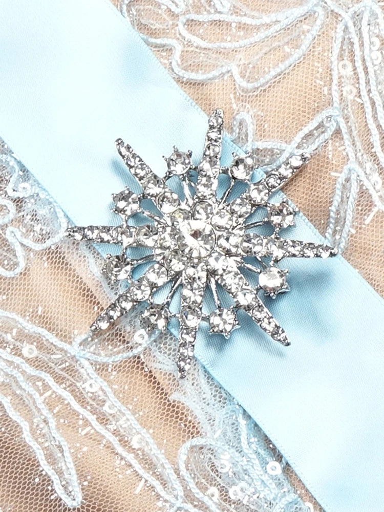 Robe Céleste Argentée à Sequins & Volants Sculpturaux
