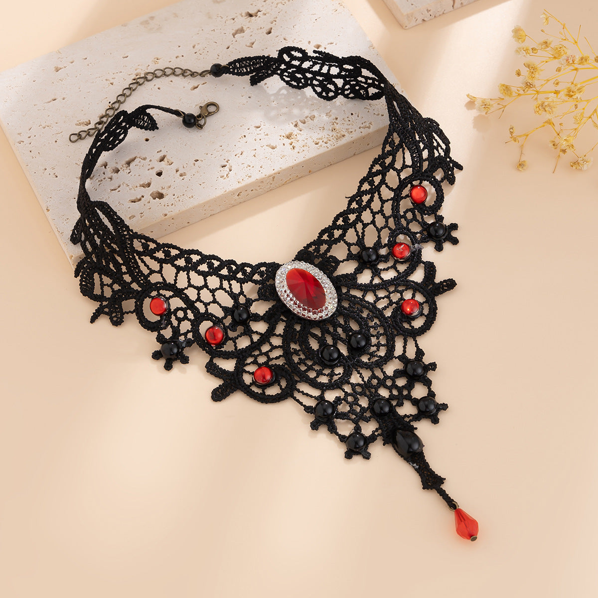 Le Collier de la Veuve Écarlate — Ras-du-cou Gothique en Dentelle