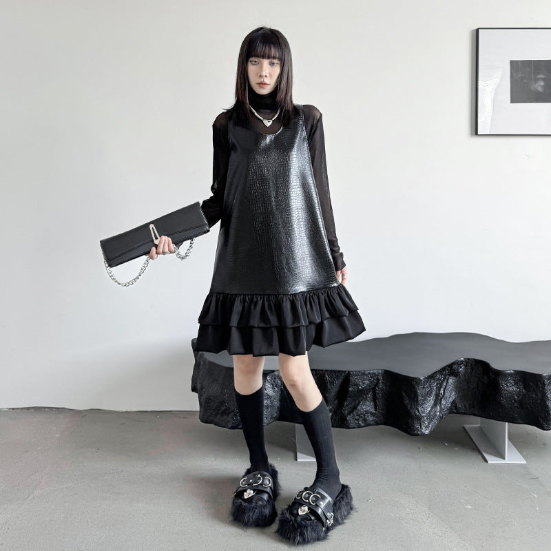 Robe Noire Effet Cuir & Volants – Ange Déchu
