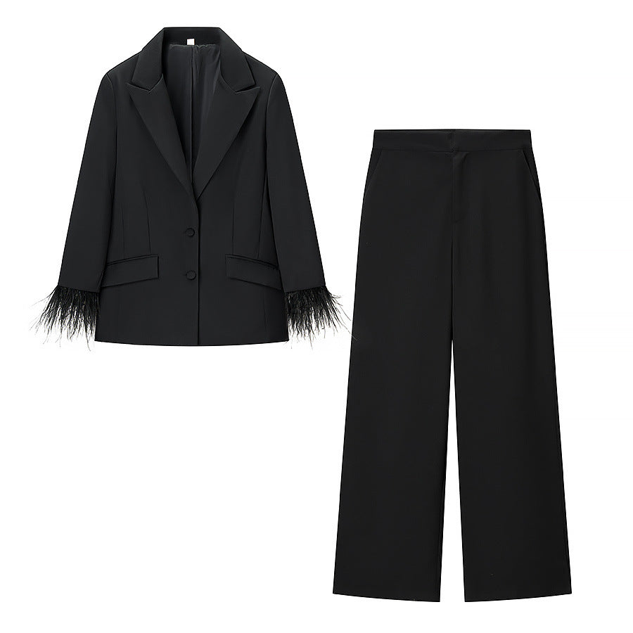 Ensemble Tailleur Noir à Plumes – Blazer & Pantalon Taille Haute