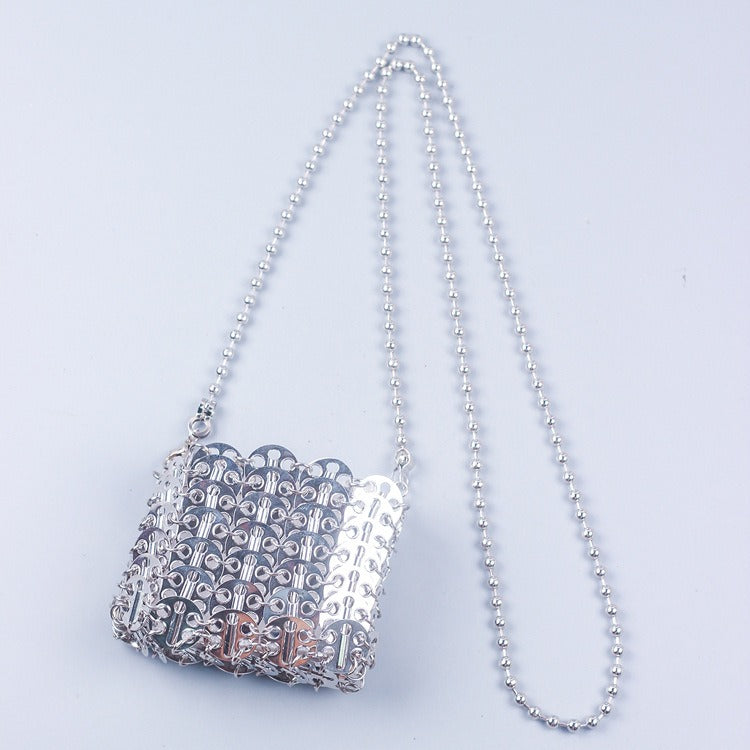 Sac Minaudière Argenté à Sequins & Chaîne – Éclat d’Ombre
