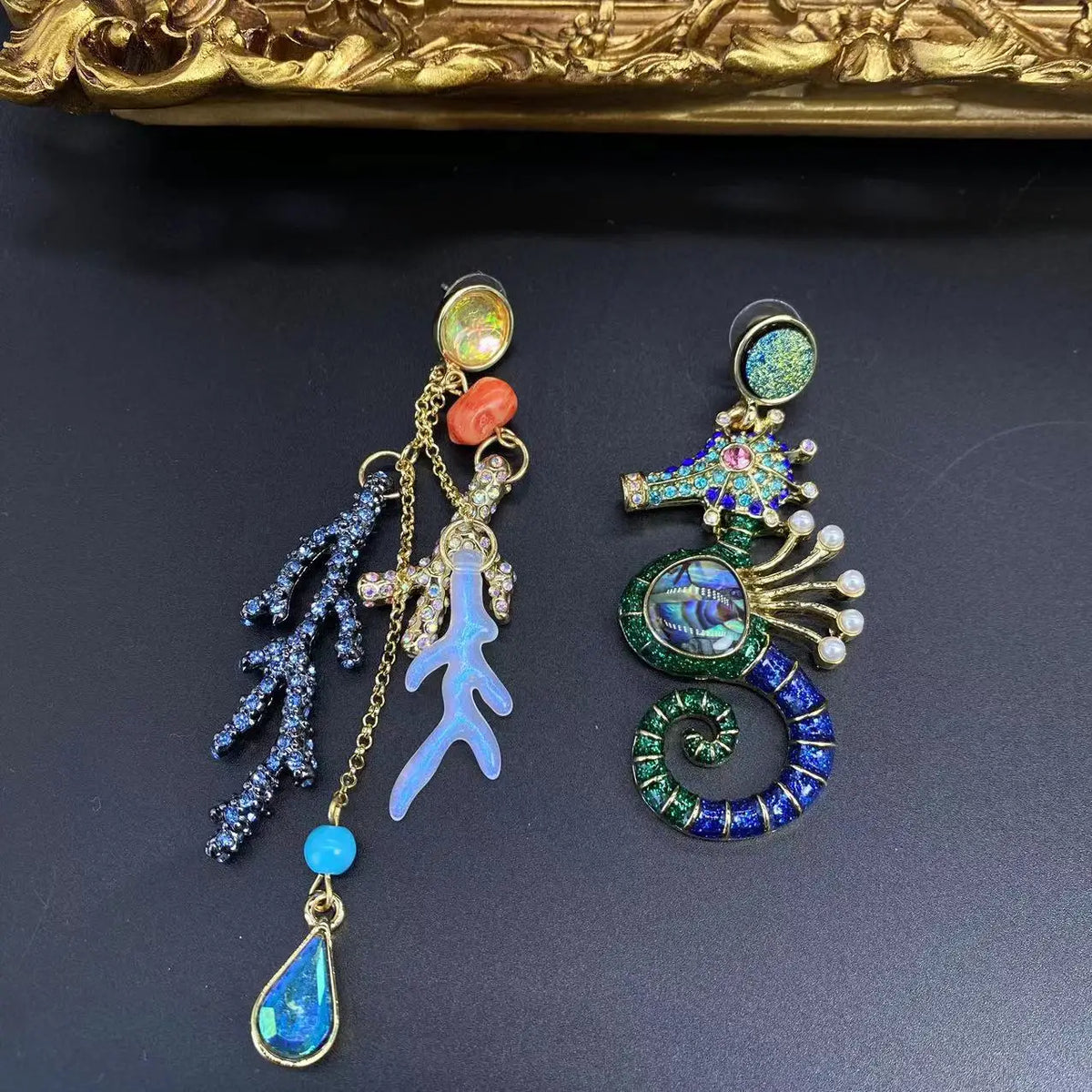 Les Reliques de l’Hippocampe — Boucles d’Oreilles Asymétriques