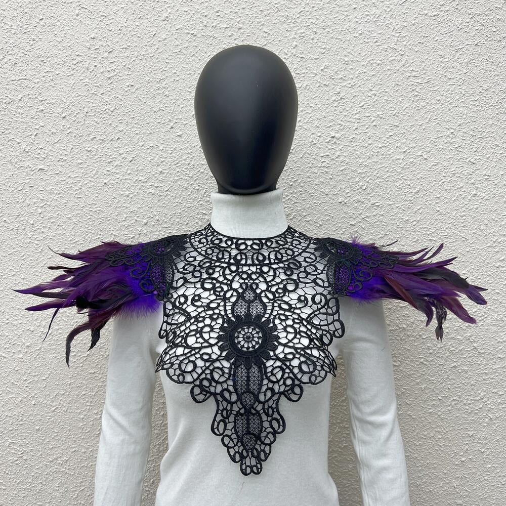 Les Plumes du Chapiteau Noir – Épaulière Dentelle & Plumes