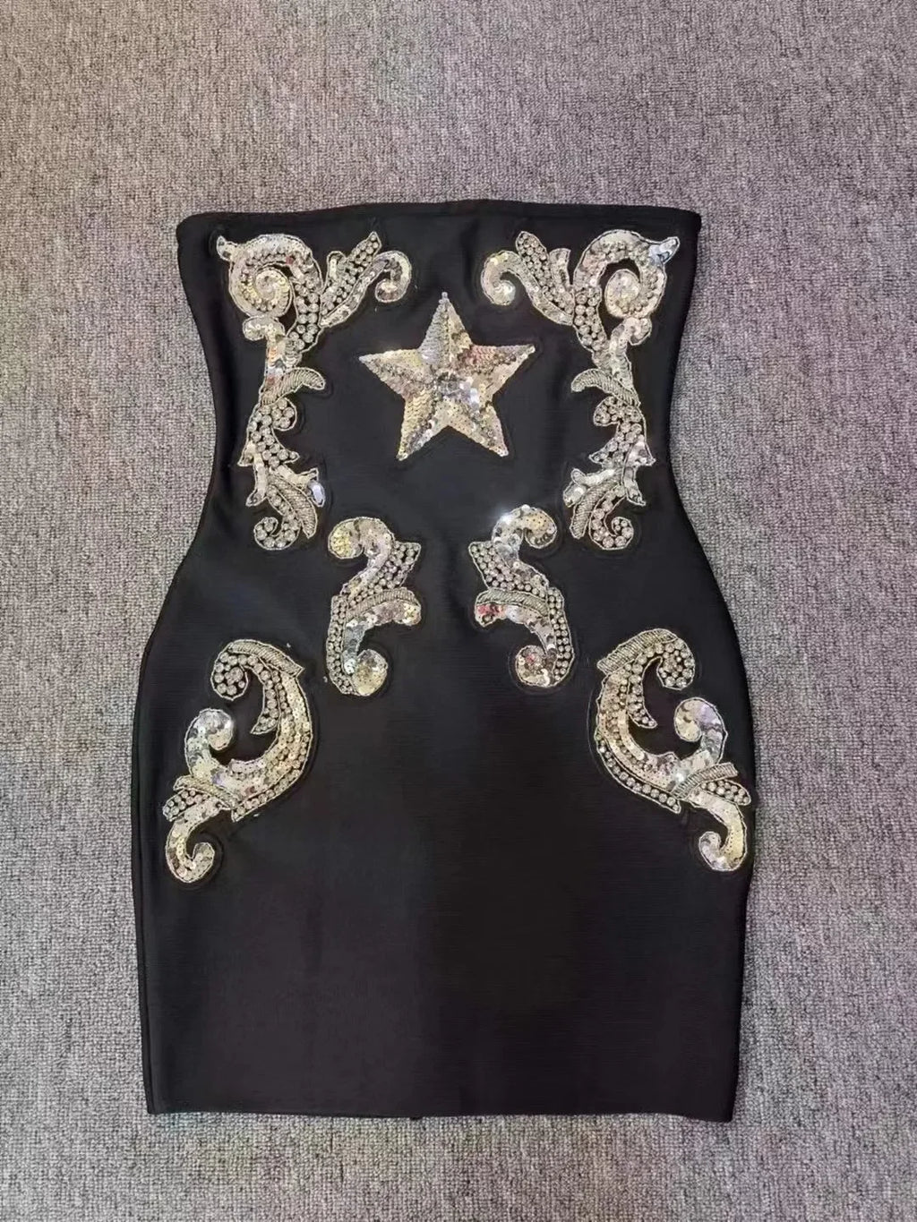 Robe Noire Étoilée – Cabaret des Ombres
