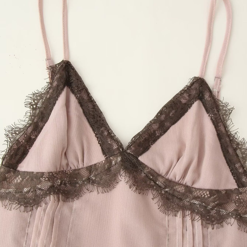 Robe Dentelle Rosée – Le Secret du Boudoir