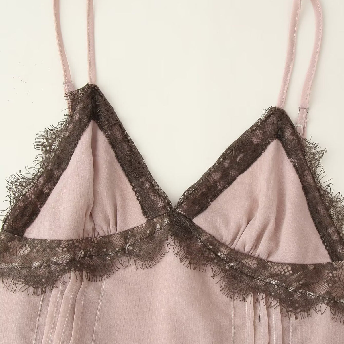 Robe Dentelle Rosée – Le Secret du Boudoir