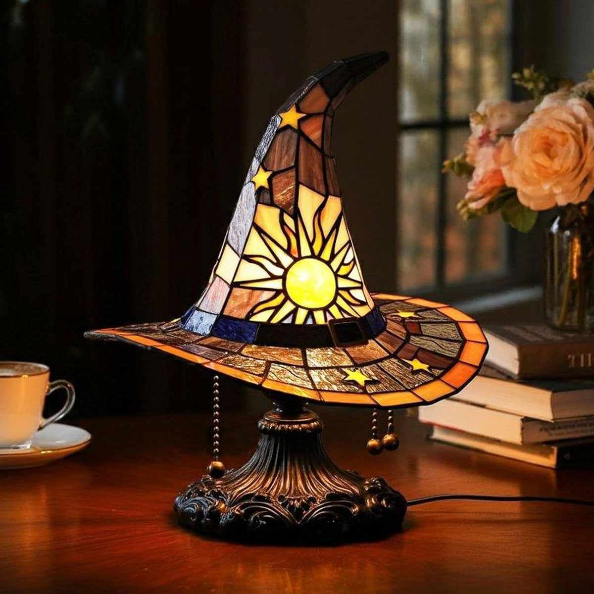 La Lueur de Salem — Lampe Chapeau de Sorcière Vitrail