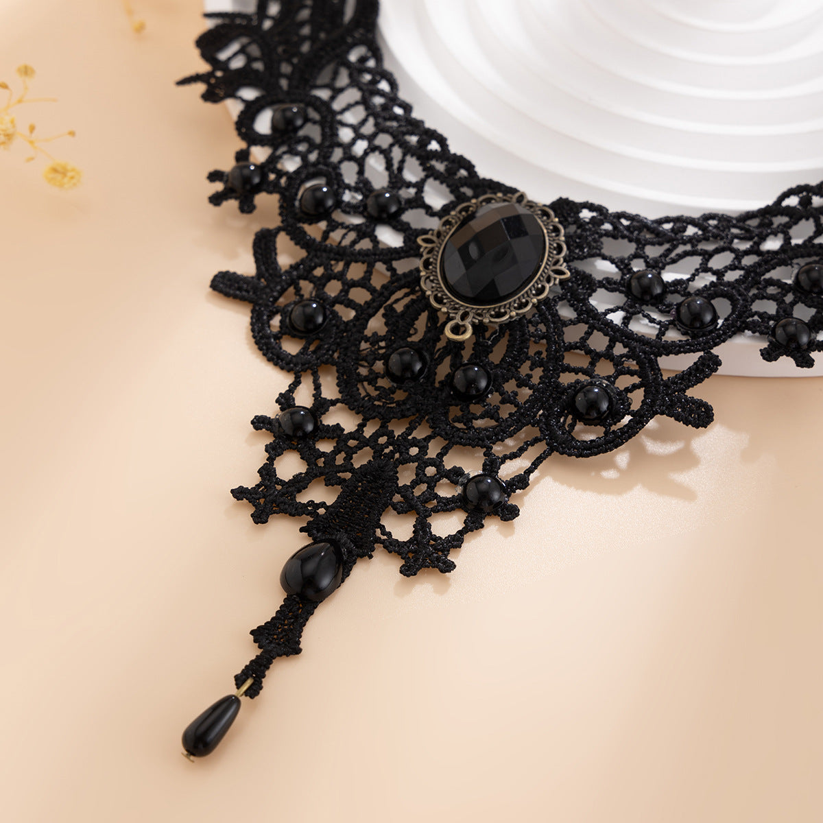 Le Collier de la Veuve Écarlate — Ras-du-cou Gothique en Dentelle