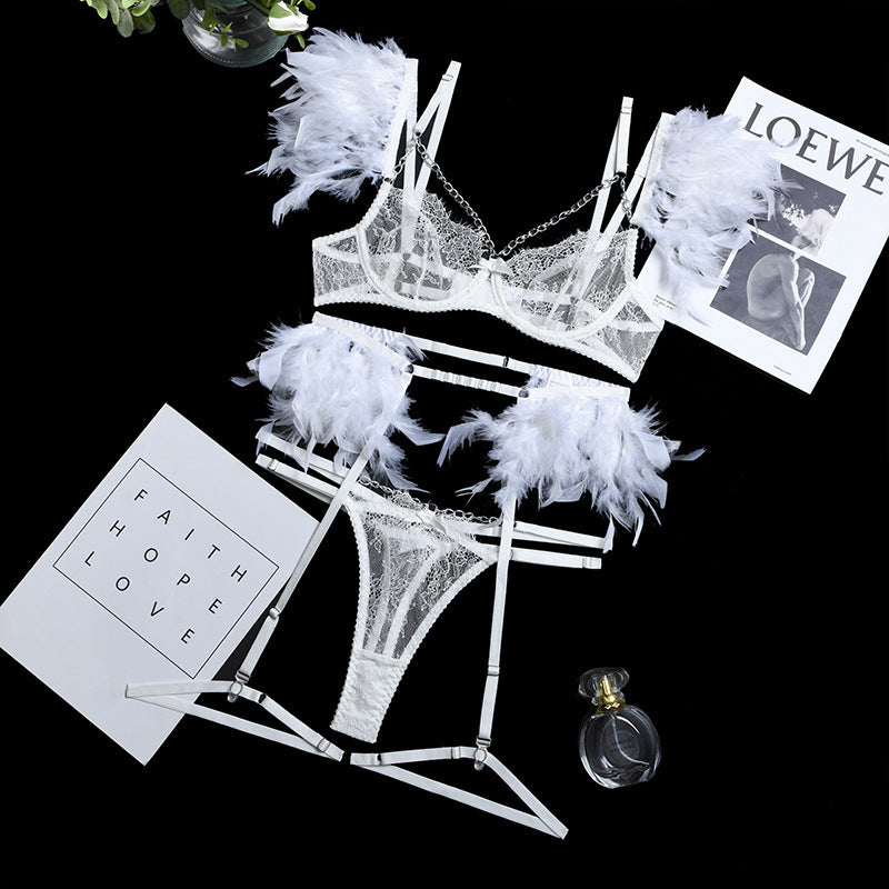Plumes de Minuit – Ensemble Boudoir en dentelle & plumes