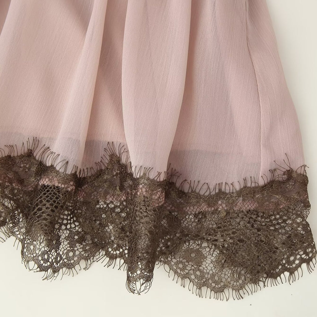 Robe Dentelle Rosée – Le Secret du Boudoir