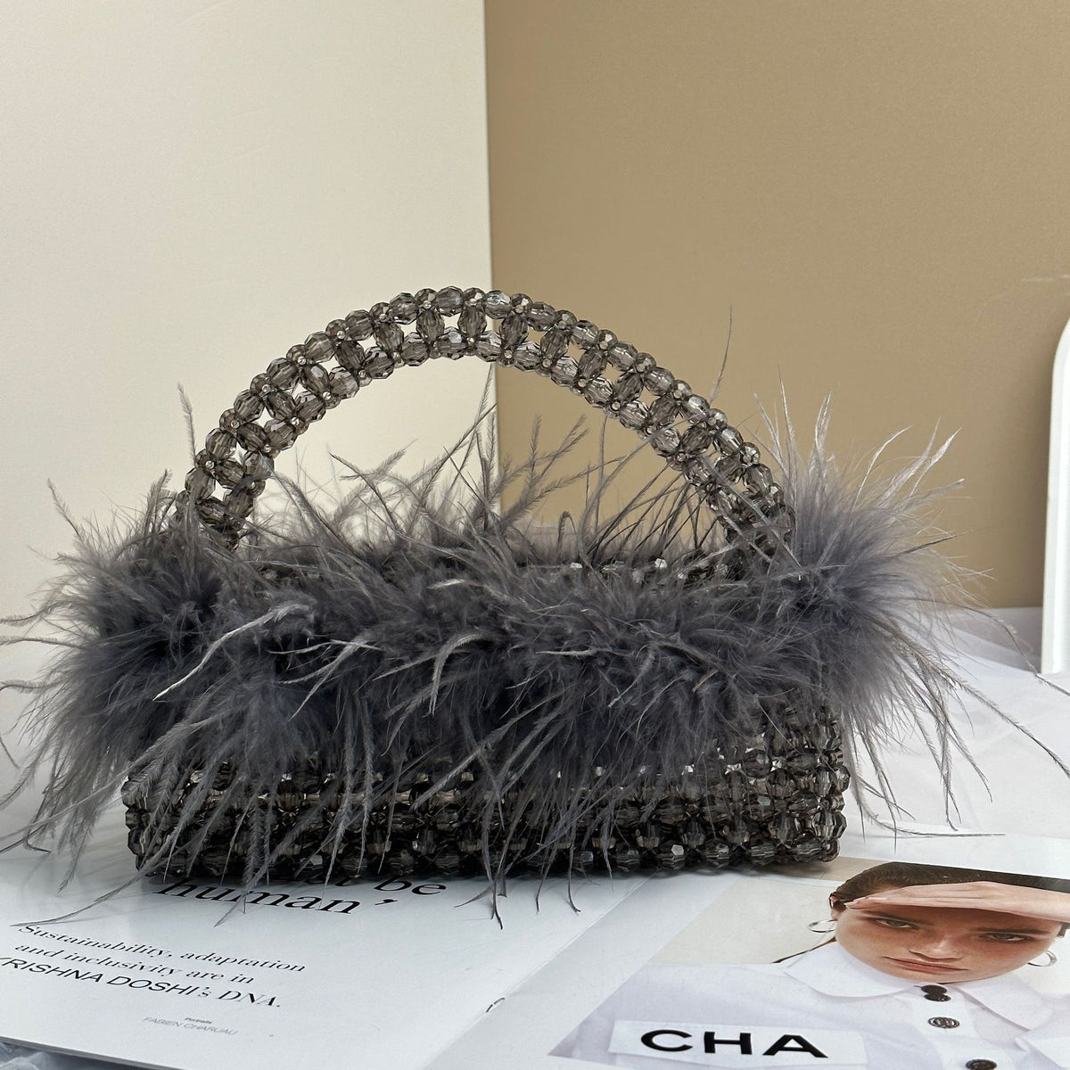 Minaudière à Plumes – Élégance des Ombres