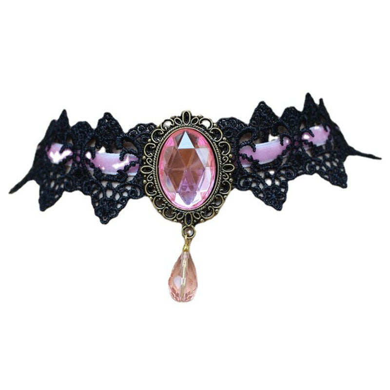 Ras-de-cou gothique en dentelle noire & médaillon cristal