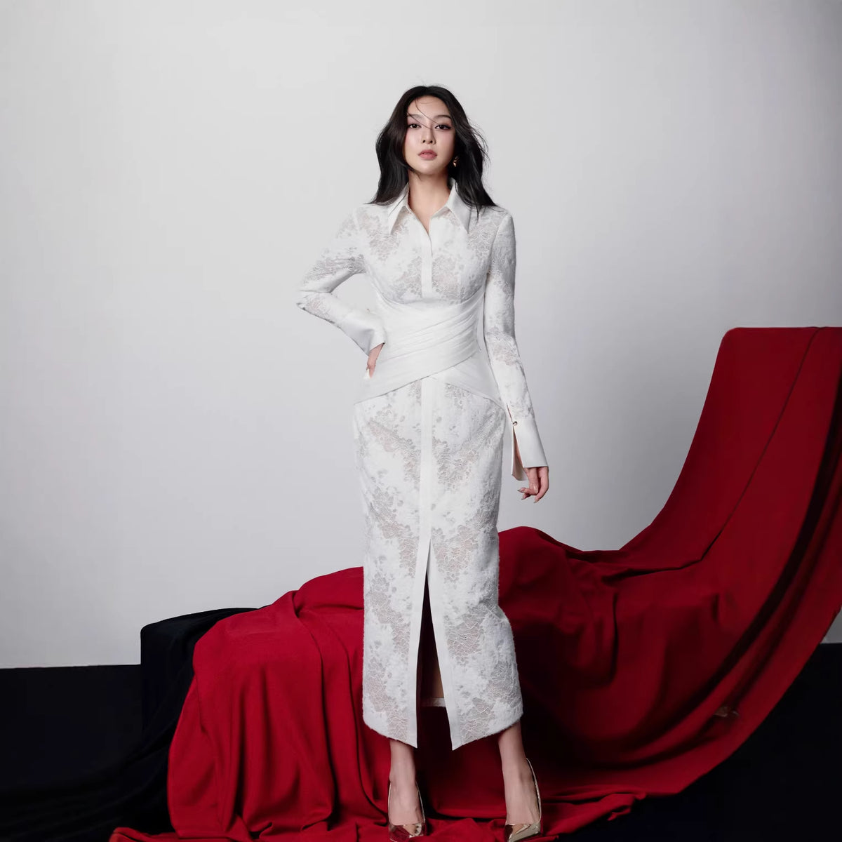Robe longue blanche brodée – Élégance spectrale