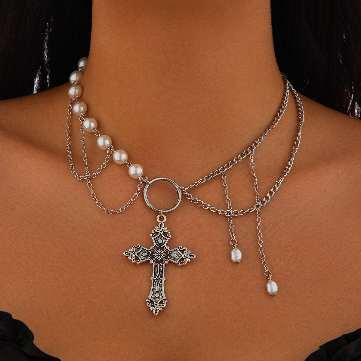 La Croix des Noces Gelées — Collier Gothique à Perles & Chaînes
