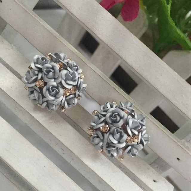 🌹 Boucles d’Oreilles Bouquet de Roses Cristallines – Éclat Baroque