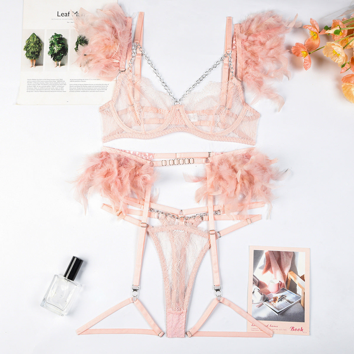 Plumes de Minuit – Ensemble Boudoir en dentelle & plumes