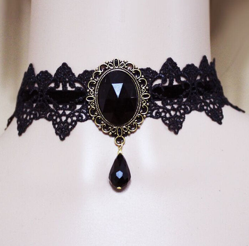 Ras-de-cou gothique en dentelle noire & médaillon cristal