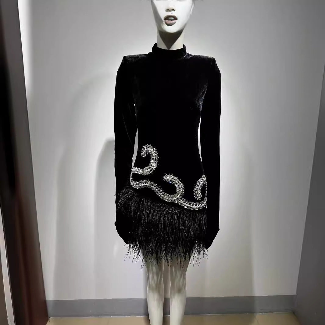 Robe Noire Haute Couture aux Plumes & Éclats de Cristal