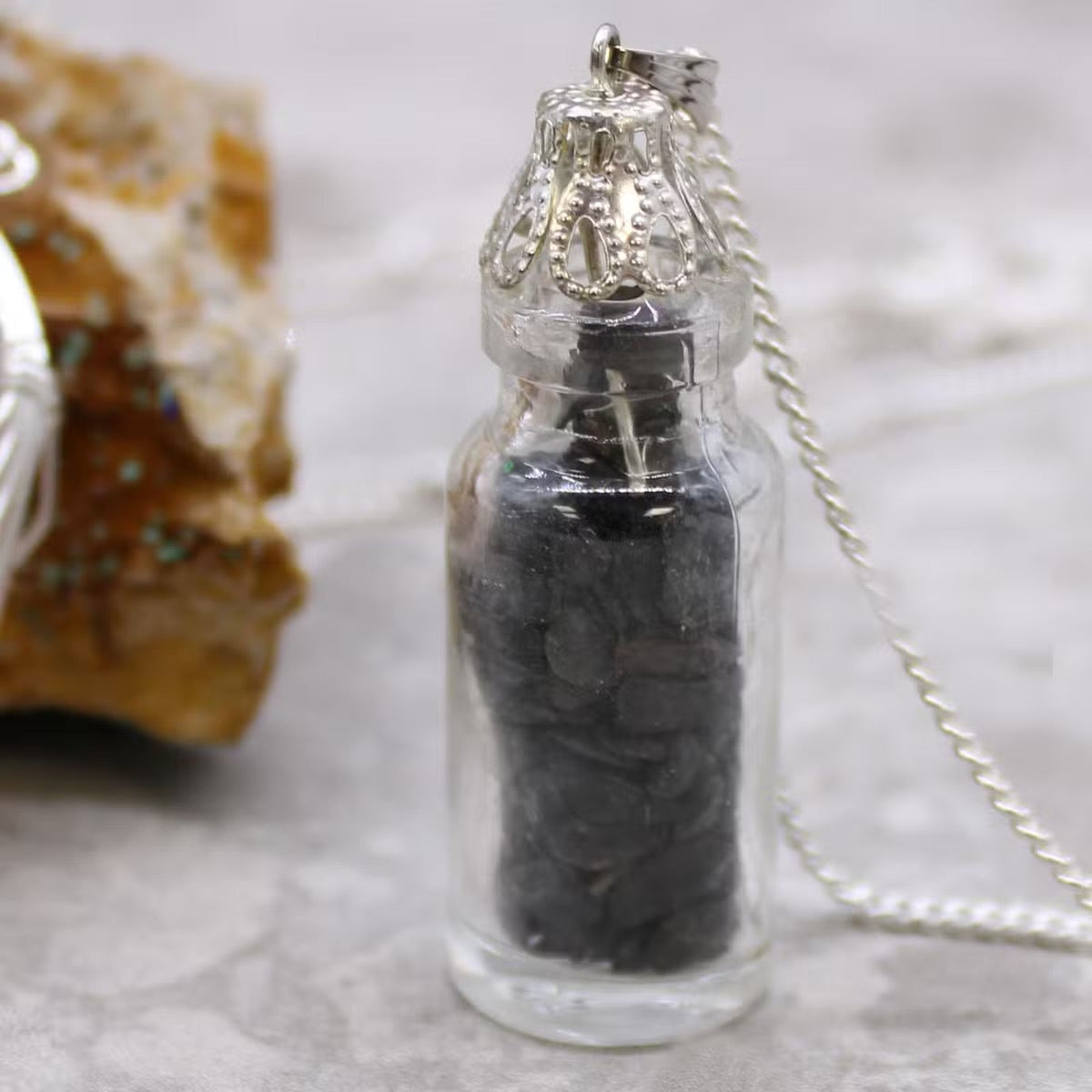 Fiole des Profondeurs – Collier Gothique Onyx Noir | Bijou Sorcière