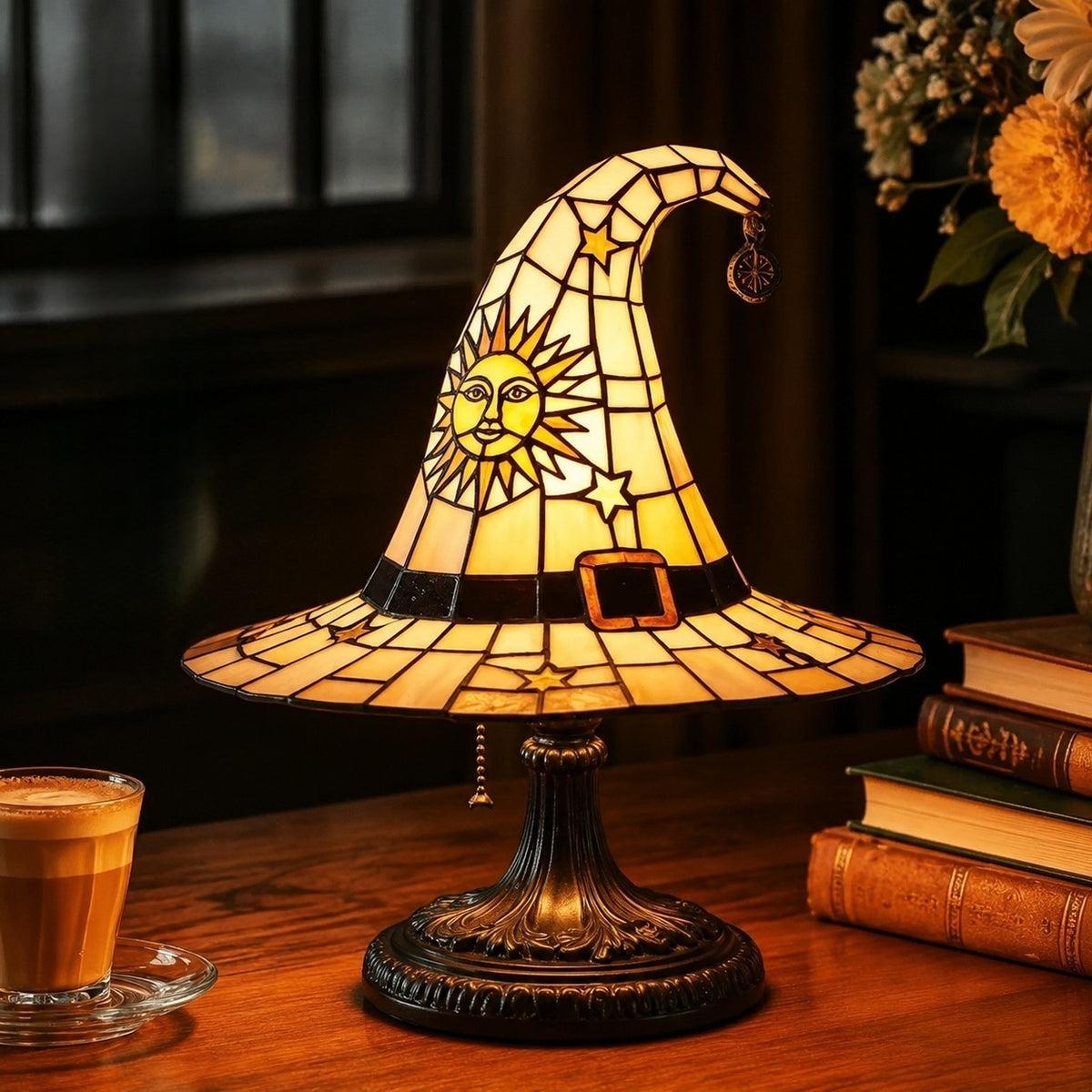 La Lueur de Salem — Lampe Chapeau de Sorcière Vitrail