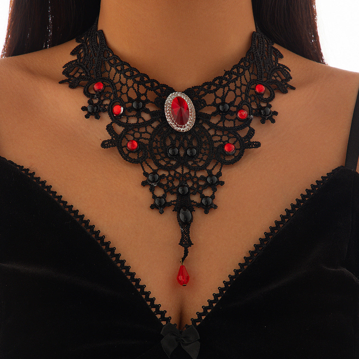 Le Collier de la Veuve Écarlate — Ras-du-cou Gothique en Dentelle