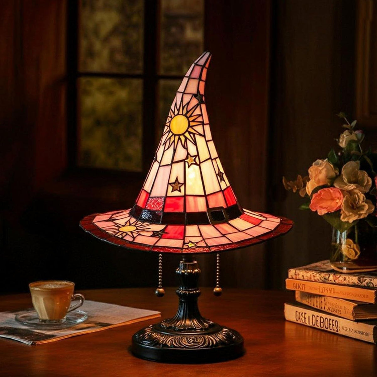 La Lueur de Salem — Lampe Chapeau de Sorcière Vitrail