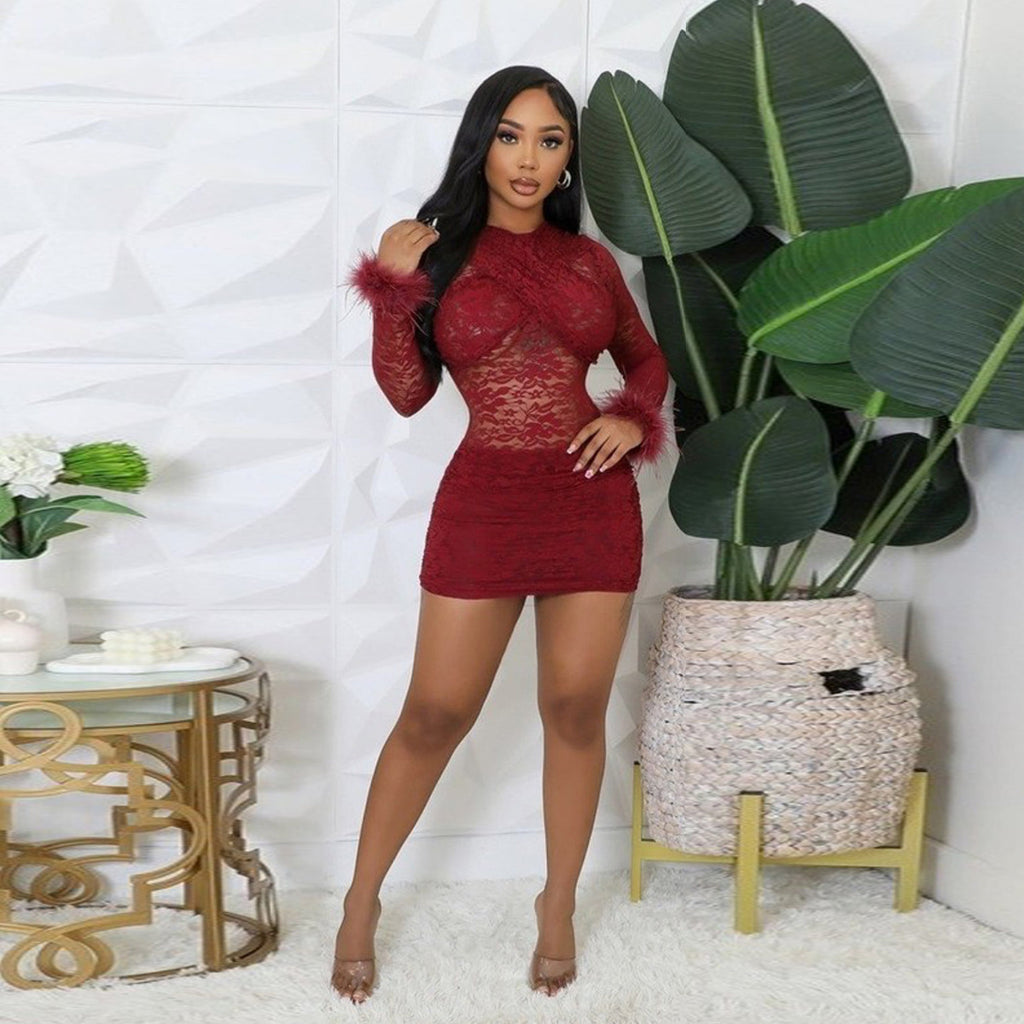 Robe Étreinte Pourpre – Dentelle & Plumes