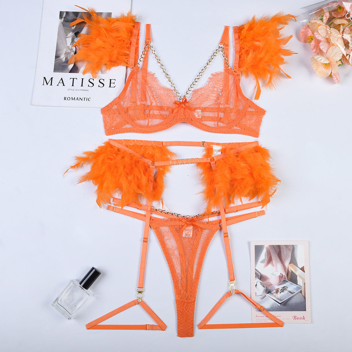 Plumes de Minuit – Ensemble Boudoir en dentelle & plumes