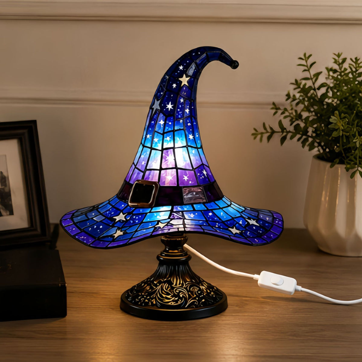 La Lueur de Salem — Lampe Chapeau de Sorcière Vitrail