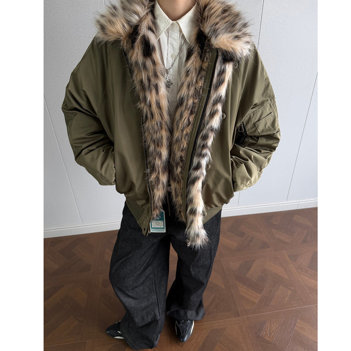 Blouson homme à col effet fourrure léopard – Élégance nocturne