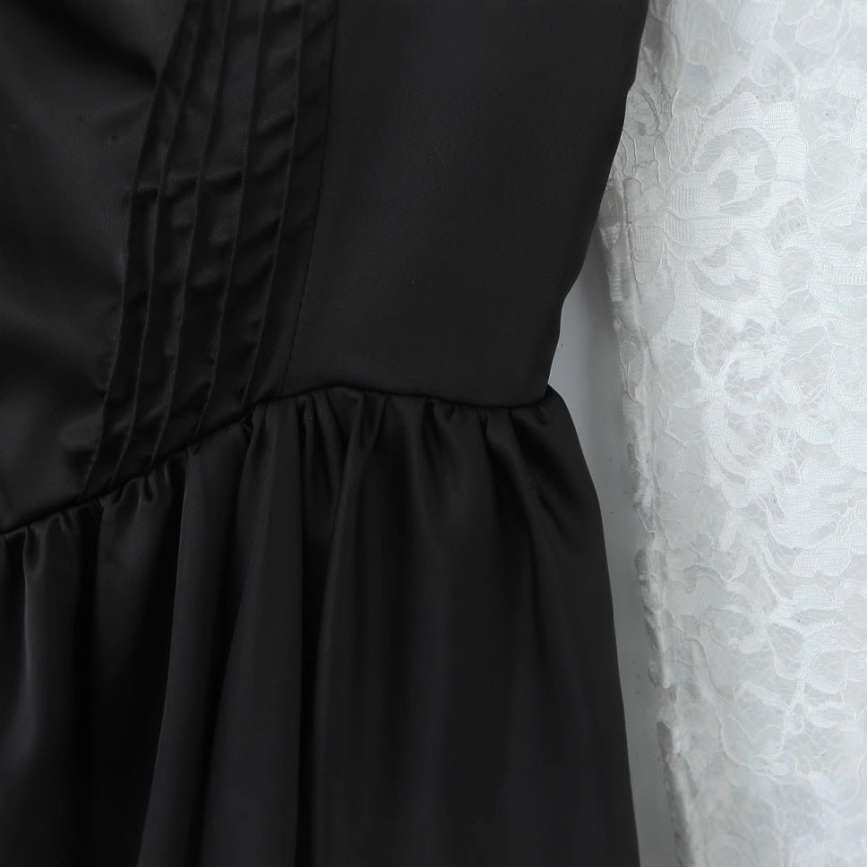 La Veuve de Salem — Robe Noire en Satin & Dentelle