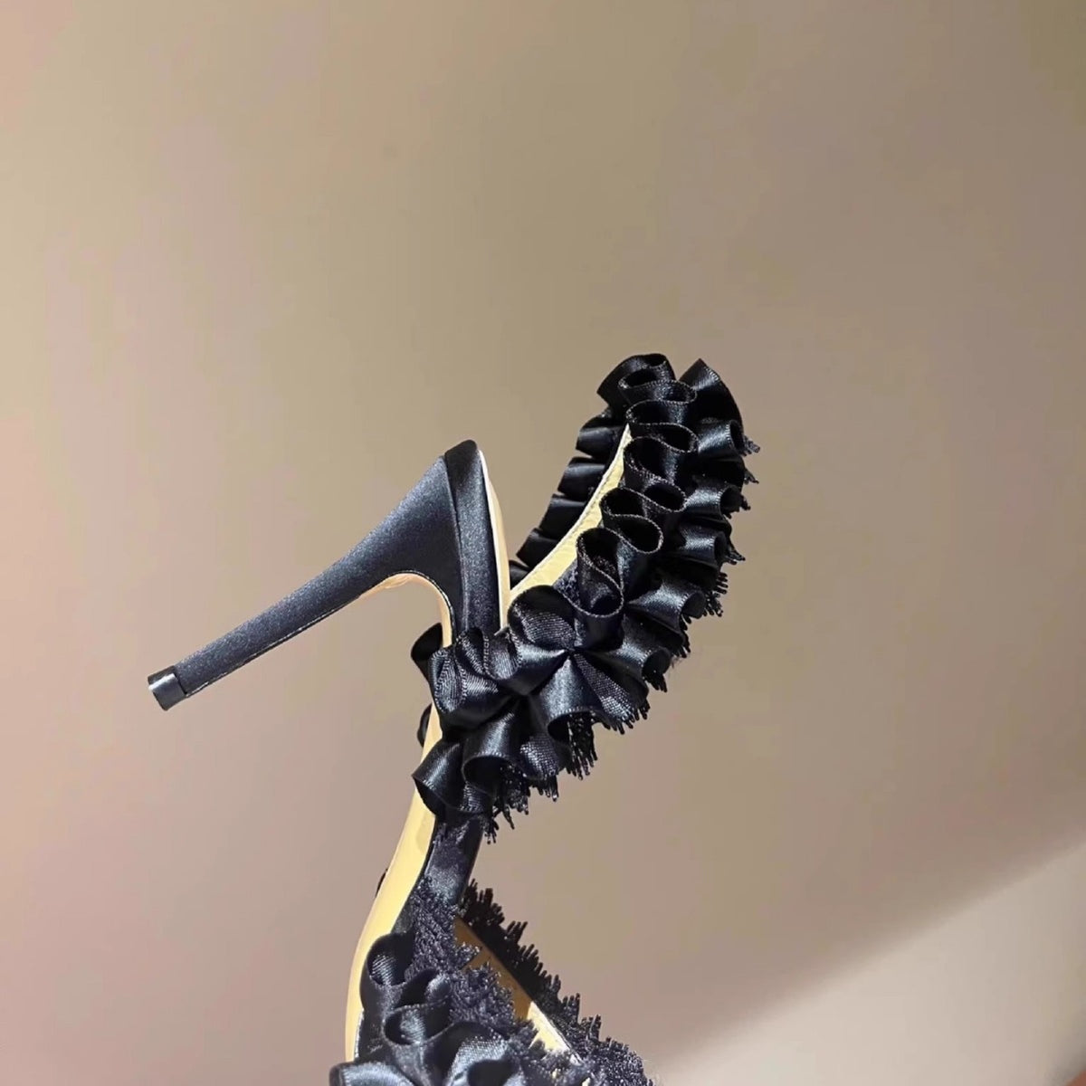 Escarpins Nocturne de Dentelle – Satin Noir & Strass