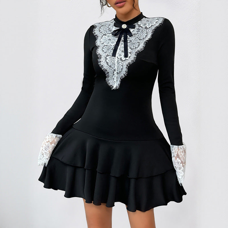 L’Héritière de Salem — Robe Noire à Dentelle Blanche