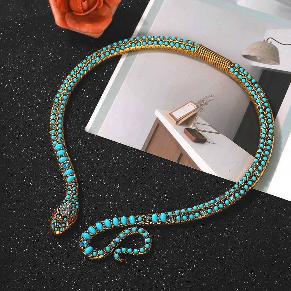 Le Serpent de l’Illusion — Collier Serpent Turquoise & Or